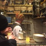 یک استکان چای در کوچک‌ترین کافه دنیا
