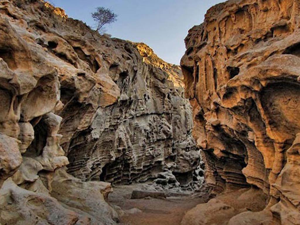 تنگه چاهکوه دره‌ای سنگی اما زیبا