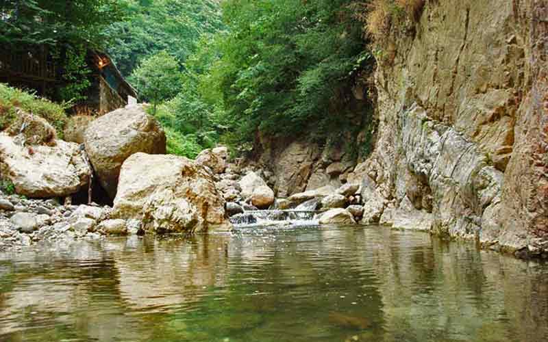 آبشار لار چشمه