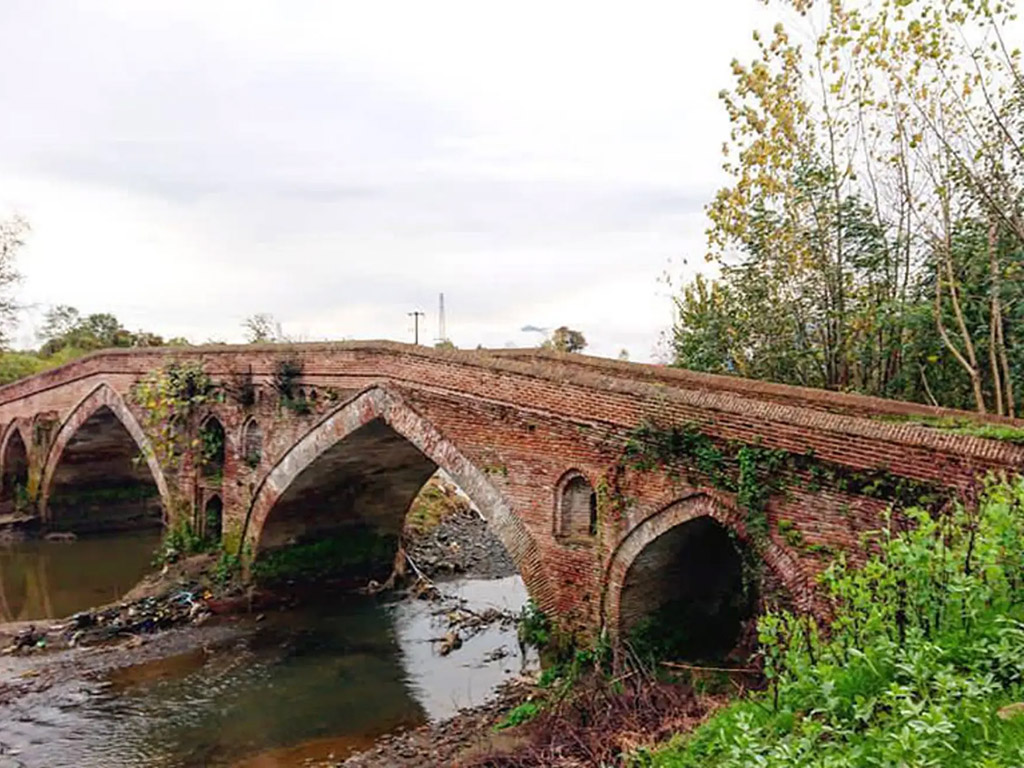 پل خشتی قلعه گردن