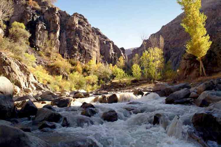 این رودخانه در نزدیگی آبگرم گیوی چای قرار دارد