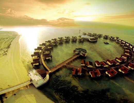 همراه شدن با موج‌ها در هتل ترنج روی آب کیش