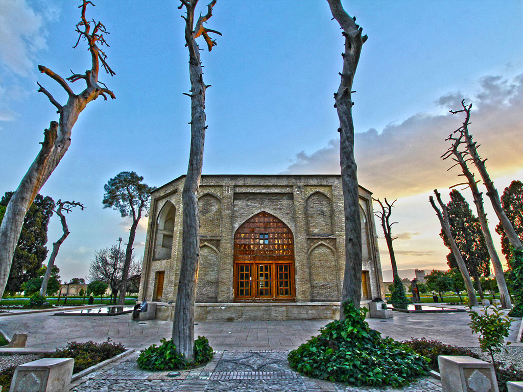 عمارت (کوشک) مرکزی