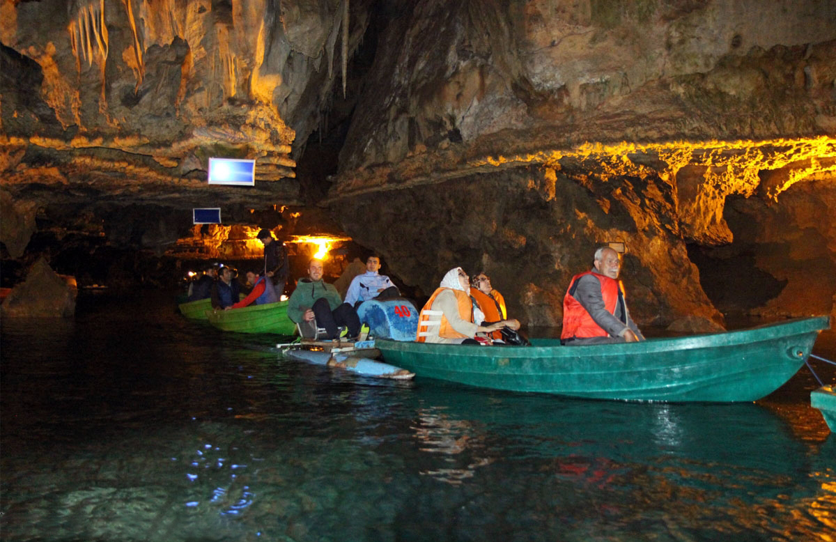 قایق سواری در غار