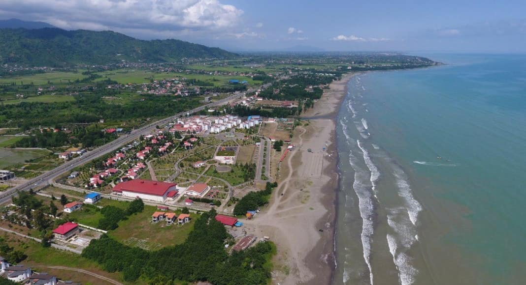 ساحل چابکسر؛ هم‌نشینی جنگل و دریا