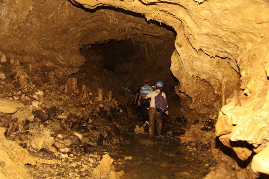 محوطه داخلی غار دانیال