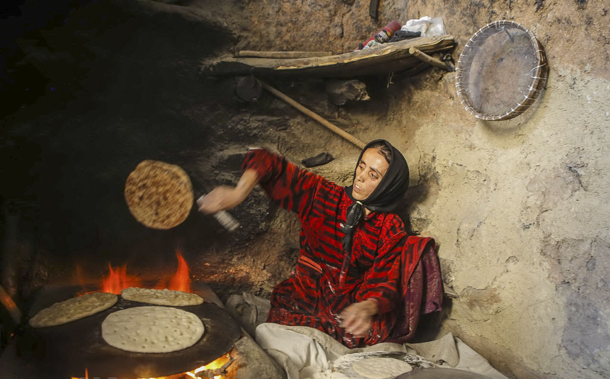 پختن نان در روستای سرآقا سید