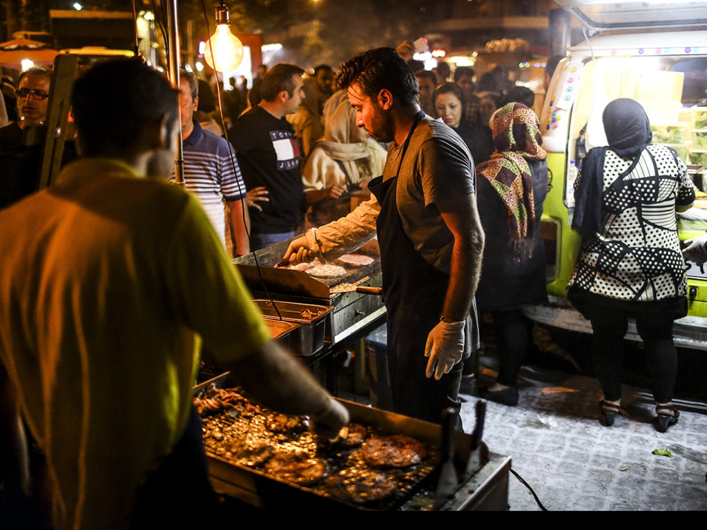 میدان آزادی؛ غذاهای خیابانی تهران در غرب