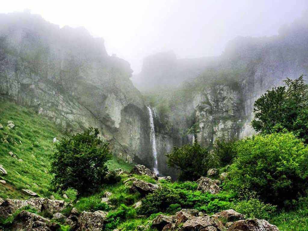 جاذبه‌های دیدنی نزدیک دریاچه نئور