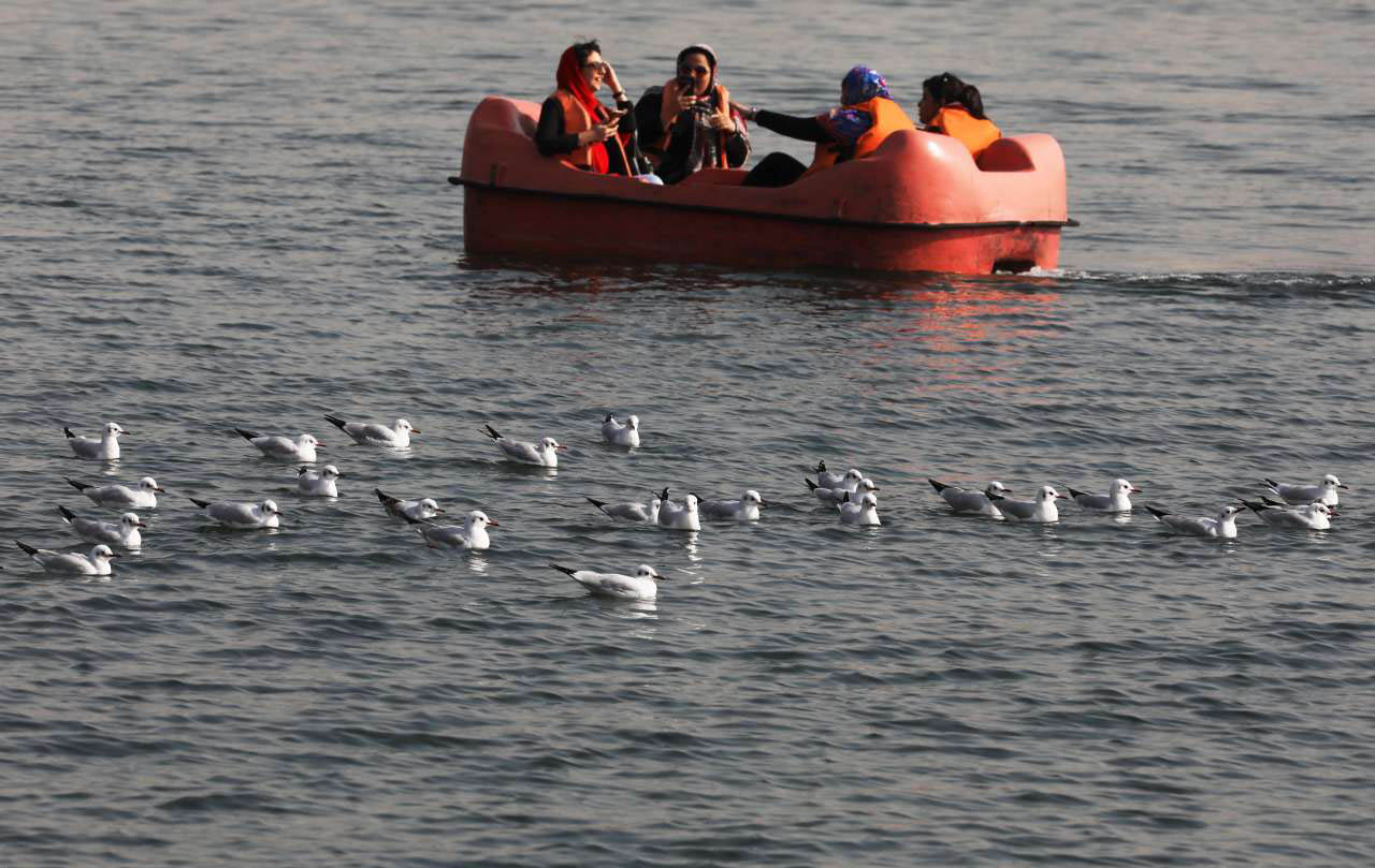 قایق سواری در دریاچه چیتگر