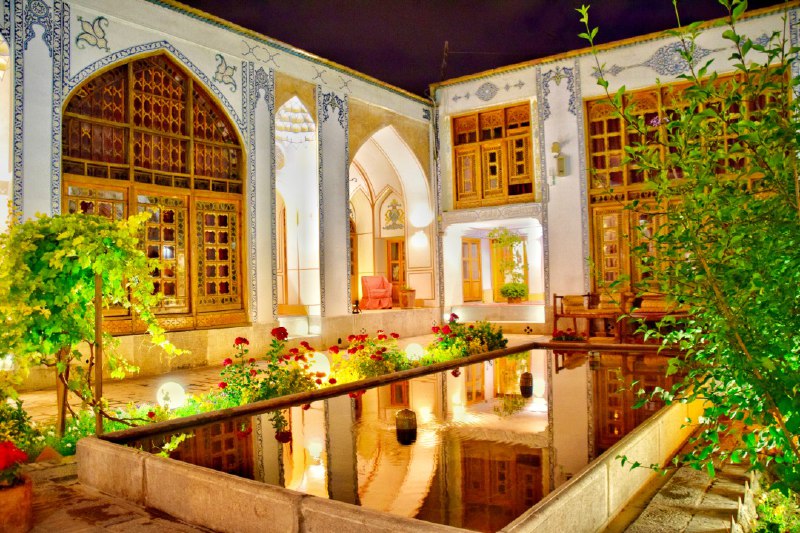 حیاط هتل سنتی اصفهان در شب