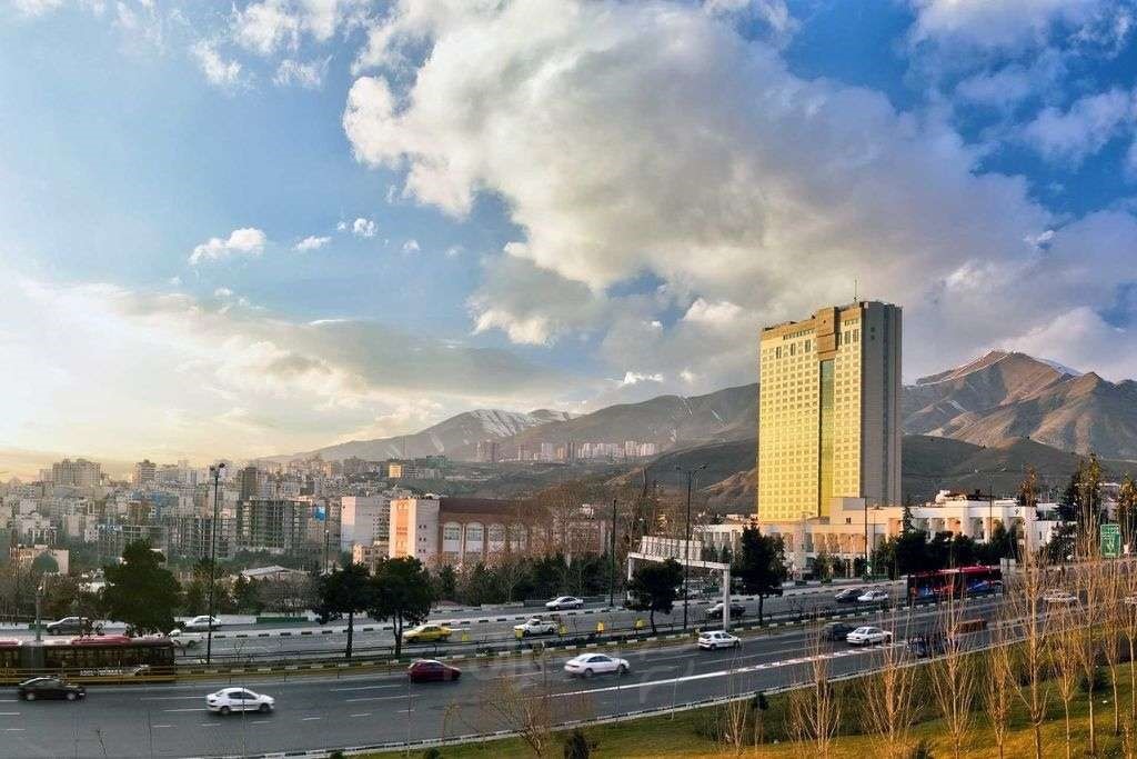 نمای بیرونی هتل پارسیان آزادی تهران