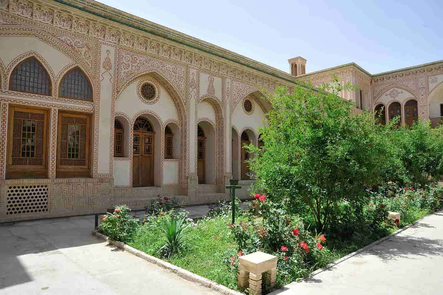 حیاط مرکزی و سازگاری با اقلیم کویری