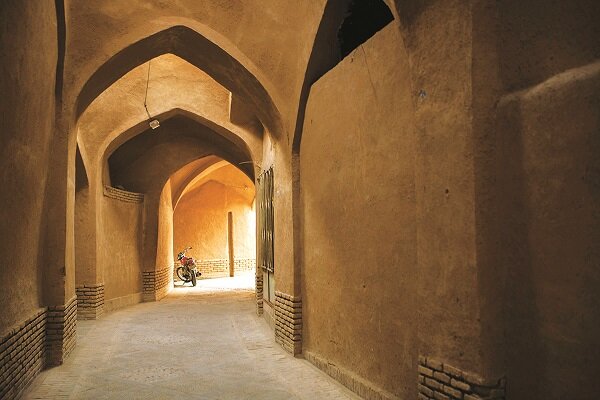 بافت تاریخی شهر یزد با دیوارهای خشتی