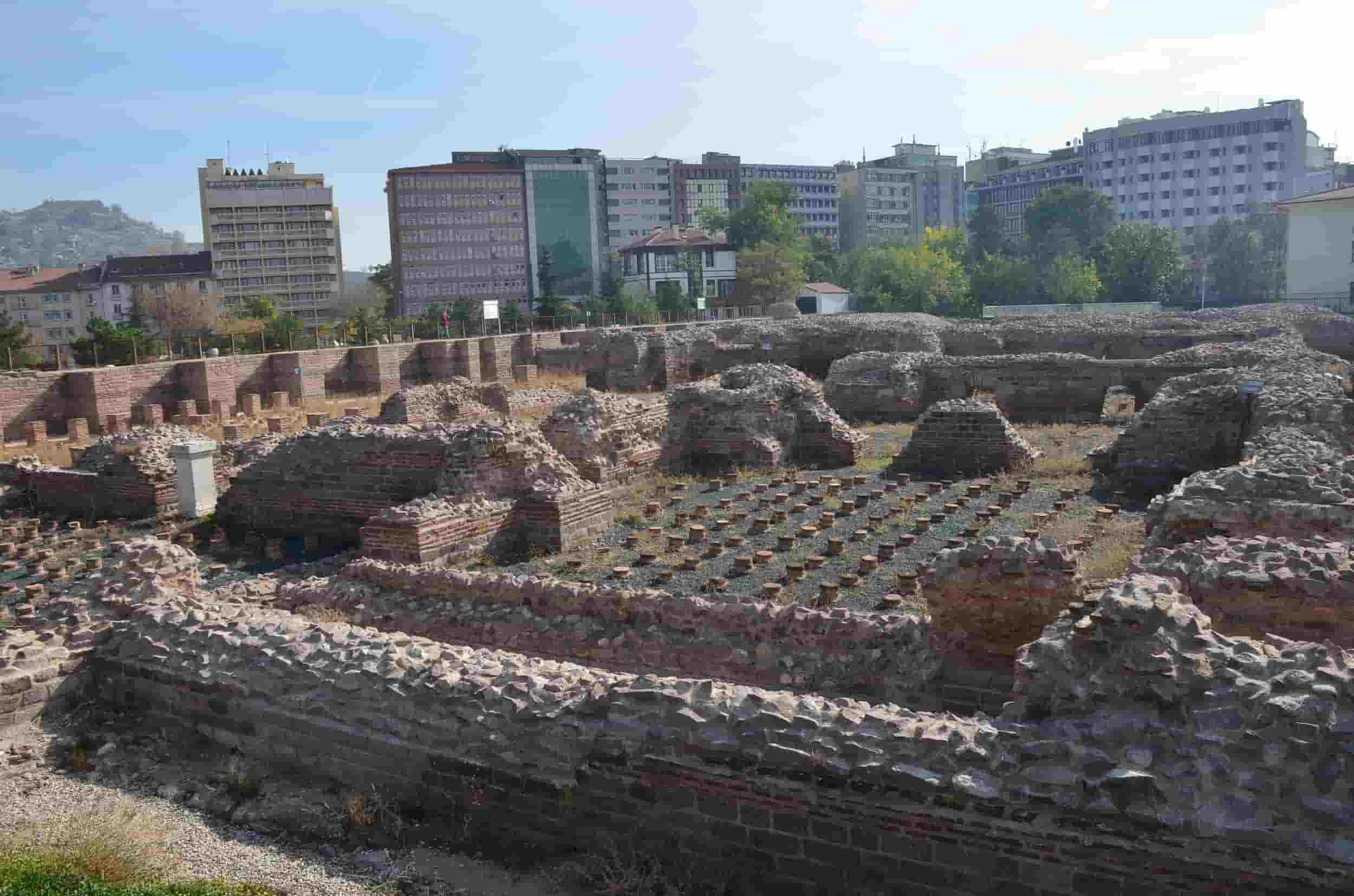 حمام رومی و معبد آگوستوس