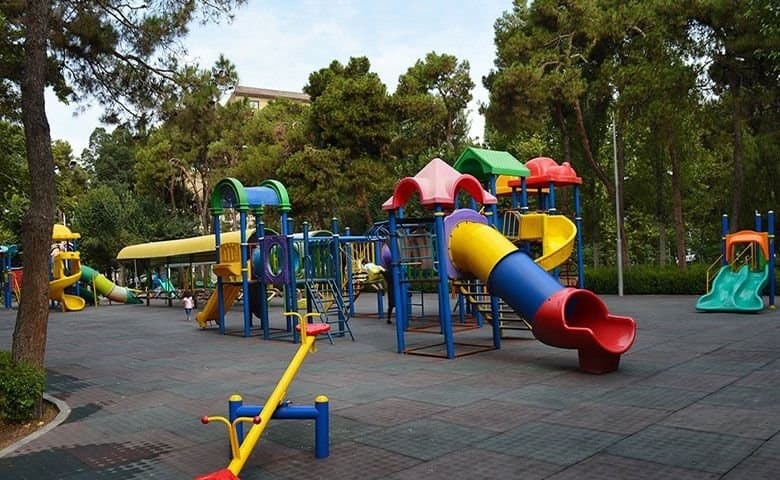 زمین بازی کودکان و وسایل ورزشی در پارک لاله