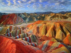 جاهای دیدنی جزیره هرمز؛ از ساحل سرخ تا دره رنگین کمان